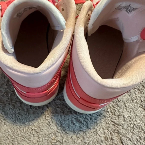 Woman’s Jordan’s Size 9 - Picture 4 of 5